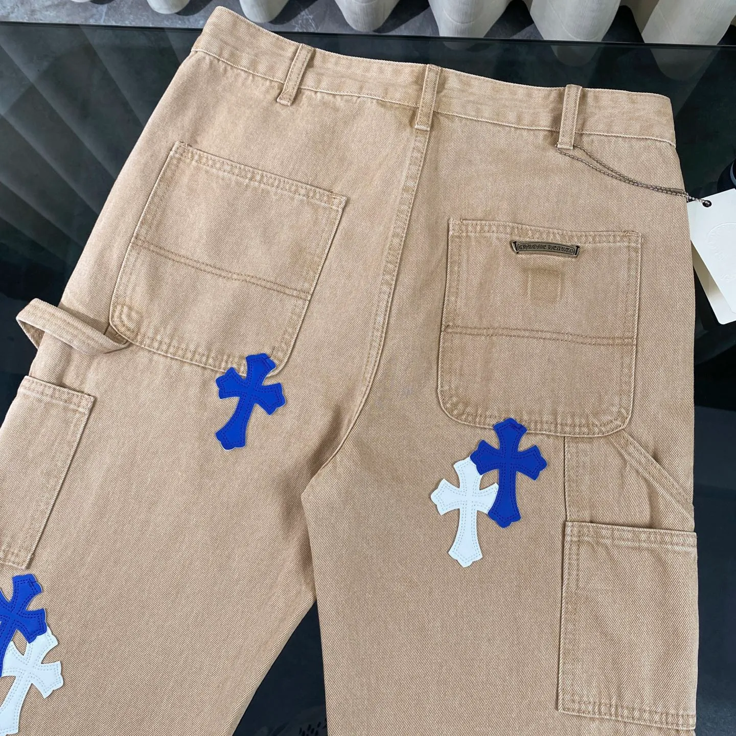 P270 CH Chromehearts limited edition blue and white cross-patched leather work jeans and denim logging pants. The counter price is 34W level. The patch is decorated with cross flowers and washed jeans! ! An absolutely high-end luxury product, a 1.9W-level god-level single product, a super popular product, made by top heavy industry, a magic weapon that cannot be missed! [About Zangyin] This is an extremely luxurious fashion brand that can also be called the aristocracy of the high street. It has always been an exclusive brand for some hipsters or rich second generations. Compared with ordinary high streets, it is more luxurious and noble. Compared with luxury brands, it is more fashionable and individual. It has always been a brand that I have a special liking for. [Top heavy industry fashion design] Consistently high-street luxury style. Speaking of this style, the Zangyin family and GU family are definitely the leading representative brands. Especially the Zangyin family has really achieved a state-of-the-art effect in creating high-street style. The unique washed material is used to create this style. The color system is already quite eye-catching. After it is decorated with patchwork cross flowers, it cleverly highlights the charm of the brand. Secondly, this style uses classic The high-waist cutting design highlights the long legs and fashionable temperament of the upper body. The brand is highly recognizable and the slim fit configuration is more suitable for daily wear. It is a product that interprets personality, fashion, and specifications at a glance. This single product is enough to make any fan excited. It can be a white T-shirt for a youthful college style, or a tight suspender for a royal style. It has strong matching ability and can be easily controlled by men.  [Materials and craftsmanship] Needless to say, this point goes without saying. As an excellent craftsman brand, Zangyin’s requirements for details and craftsmanship are really perfect. The washed color of this model has gone through so many processes, not to mention the embellishment of denim appliques. It is also purely hand-made and sewn. Just like what they believe in, only hand-made things have soul and have the meaning of wear. A top-notch heavy-duty fashionable denim item, I look forward to your perfect interpretation! !  Color: Khaki Size: 30-36